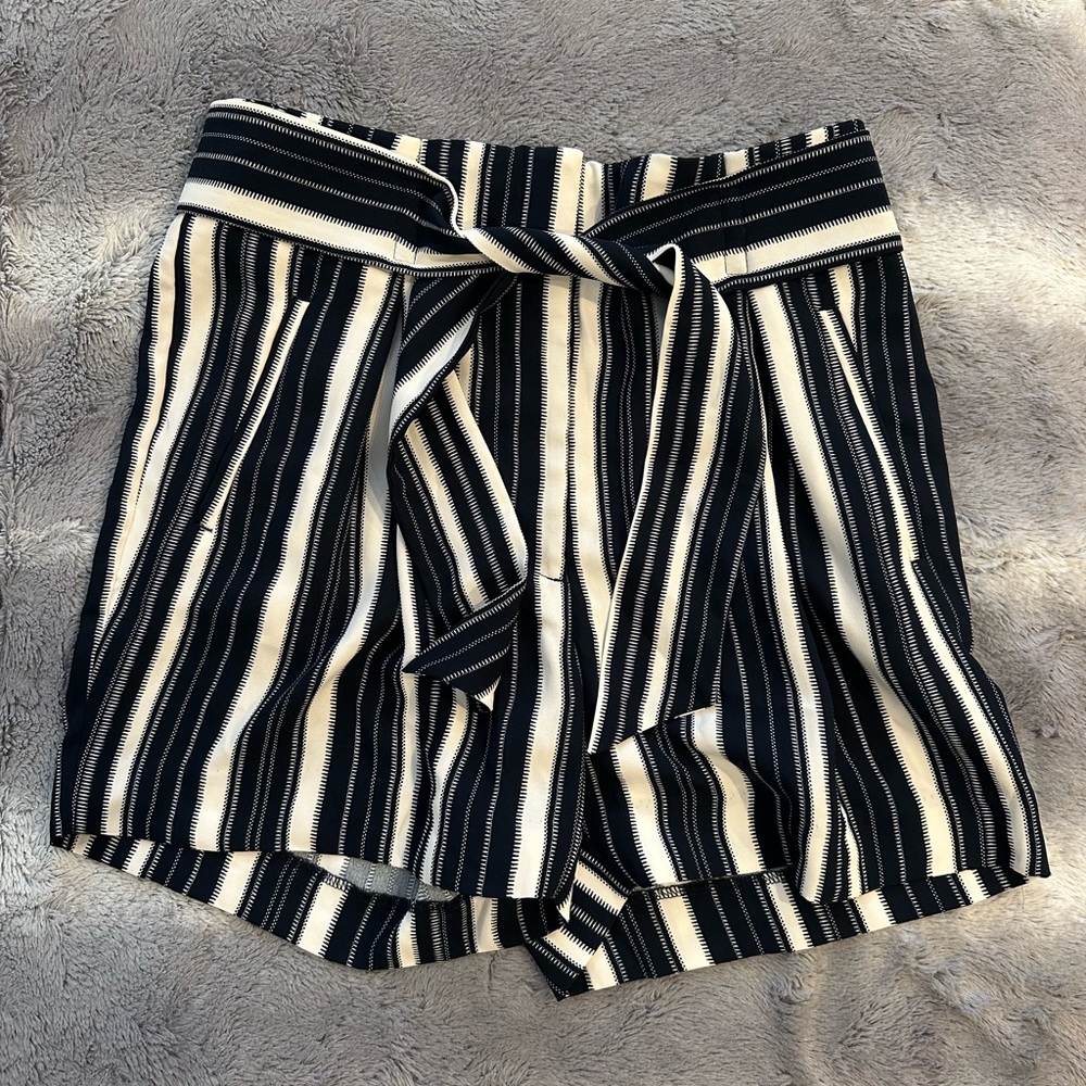 NWT H&M Navy and White High-Waist Integrated Belt Striped Shorts. Size 8